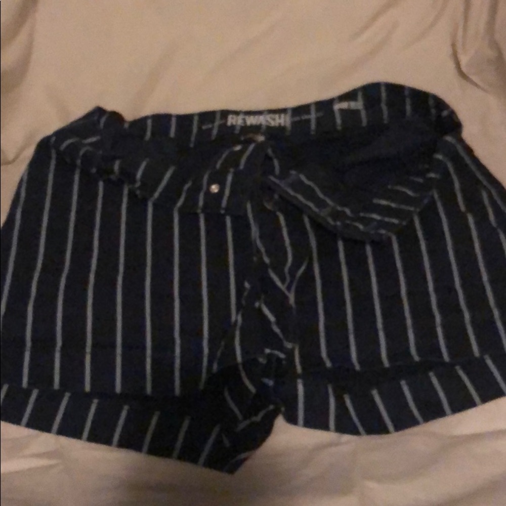 Shorts - Picture 2 of 3